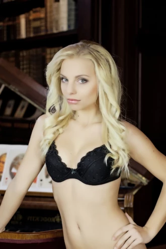 Черен push-up сутиен Tiara Galiano с твърда дантелена чашка и повдигащ ефект, изглед отпред